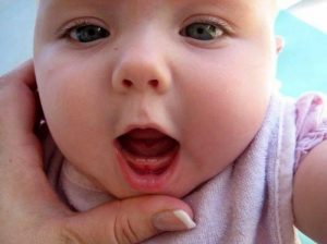 Bé 8 tháng chưa mọc răng có sao không và điều cha mẹ nên làm