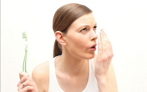 bọc răng sứ có bị hôi miệng không
