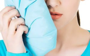 Trồng răng sứ có đau không? Giải pháp giảm đau hiệu quả tại nhà
