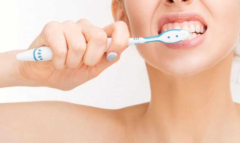 Việc vệ sinh răng miệng cần hết sức thận trọng