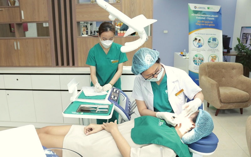 Bước thăm khám ban đầu giúp xác định tình trạng, điều kiện răng và xương hàm của khách hàng