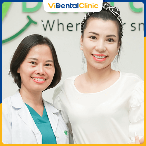 Khách hàng rạng rỡ sau khi thực hiện Bọc răng sứ tại ViDental